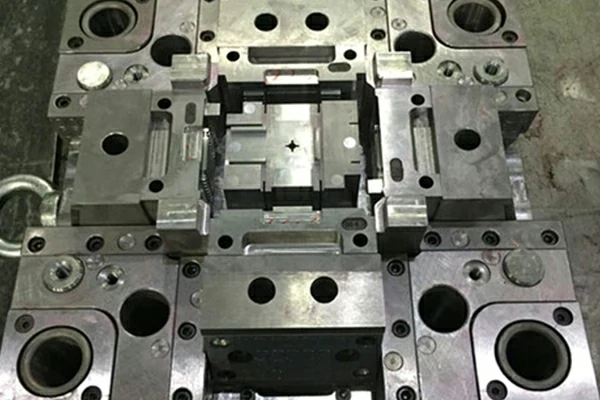 custom-injection-mold-tooling-4