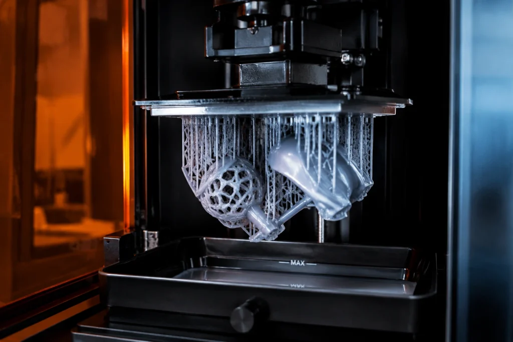 Imprimante 3D SLA produisant des pièces en résine détaillées avec structures de support